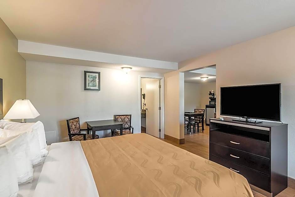 Quality Inn & Suites near Downtown Bakersfield