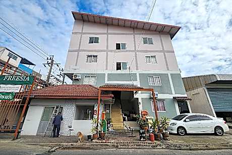 Freesia Bangphi Guest House