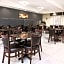 La Quinta Inn & Suites by Wyndham Mercedes Outlet Mall