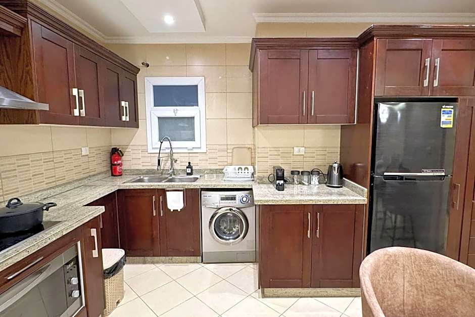 Calm & Classy 2BR - 5 min to Airport