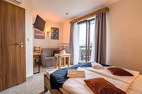 Double or Twin Room with Mountain View