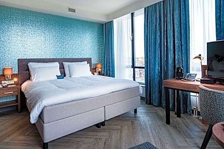 1 KING BED,NSMK,SUPER,BALCON,SAUNA,WHRPL,AIRCON