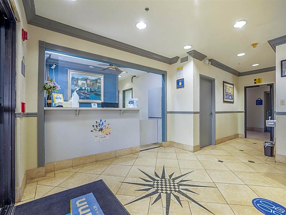 Days Inn & Suites by Wyndham Webster NASA-ClearLake-Houston