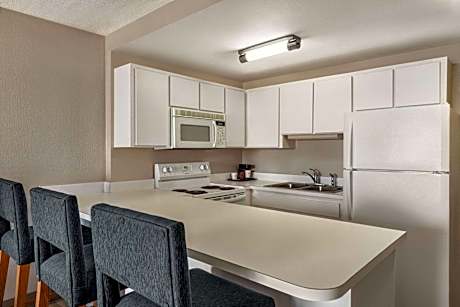 1 Bedroom Suite with 2 Queen Beds with Kitchen