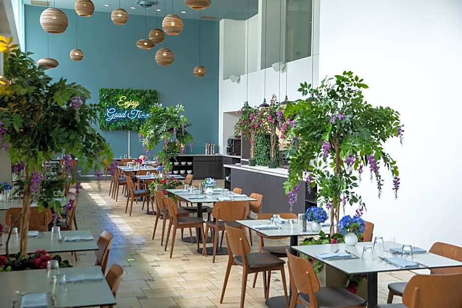 Cairns Harbourside Hotel