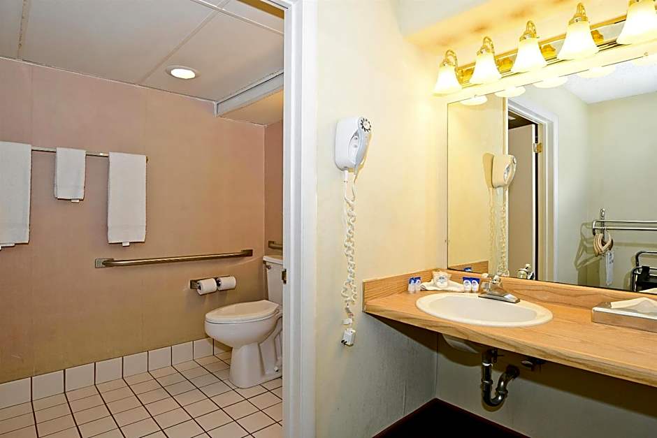 Howard Johnson by Wyndham Benton Harbor