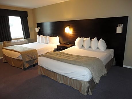 Two-Bedroom Suite with Two Queen Beds and Double Bed - Non-Smoking