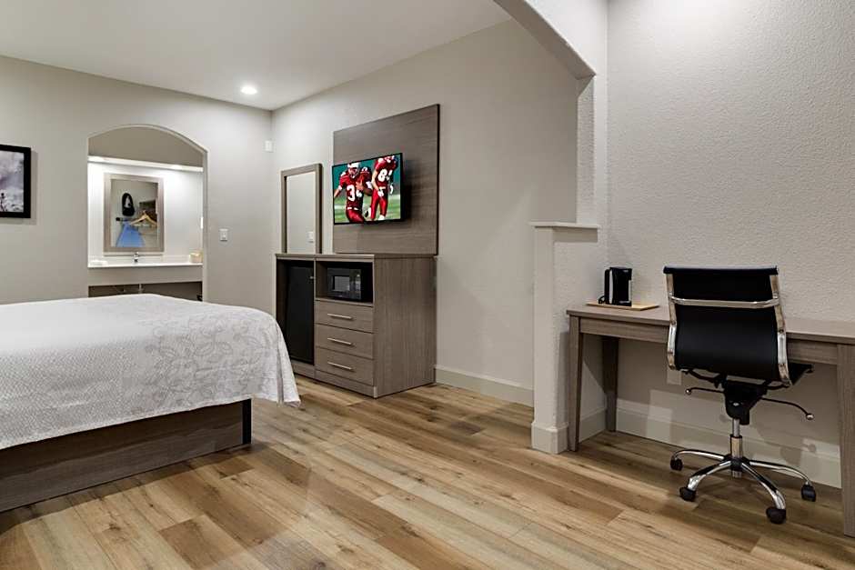 Red Roof PLUS+ Galveston - Beachfront