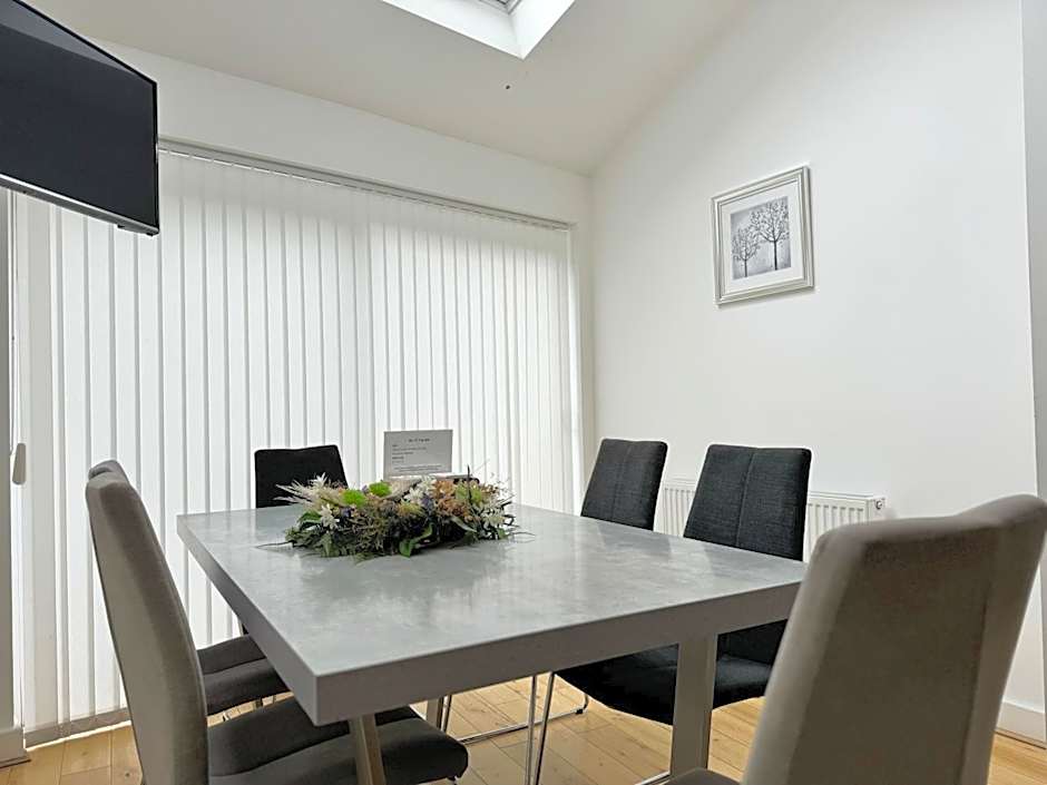 The Courtyard, 4 - Bed, Sleeps 6, Pets Welcome