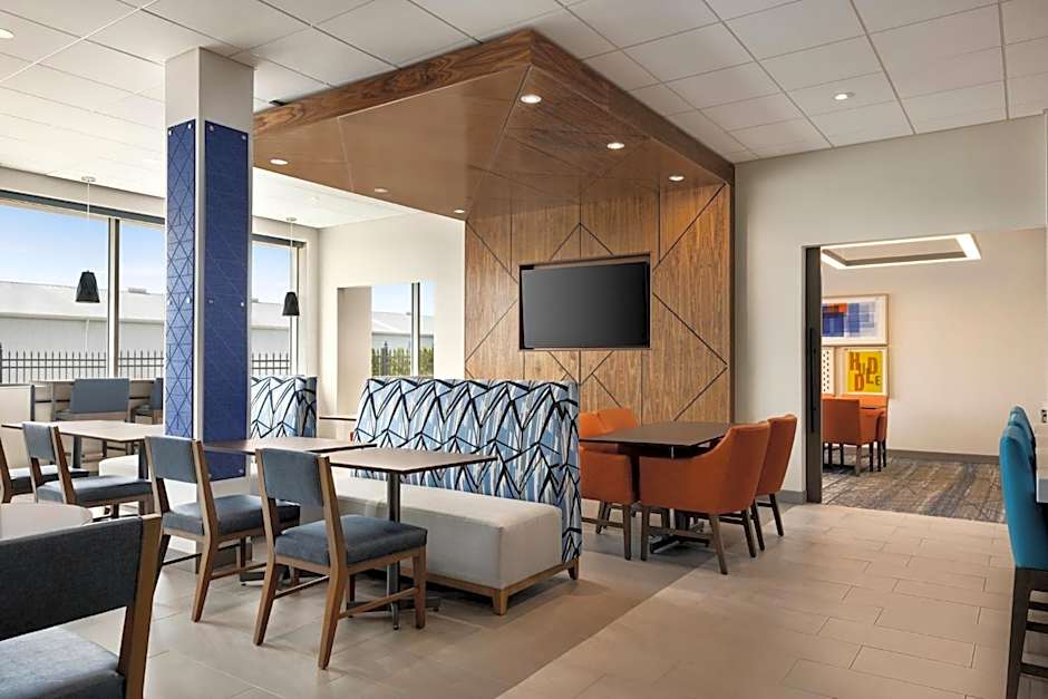 Holiday Inn Express - Strathroy By IHG