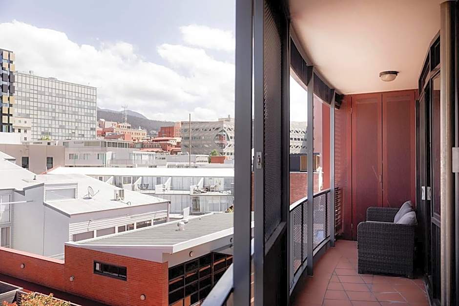 Inner-city 2 bedroom apartment - perfectly located