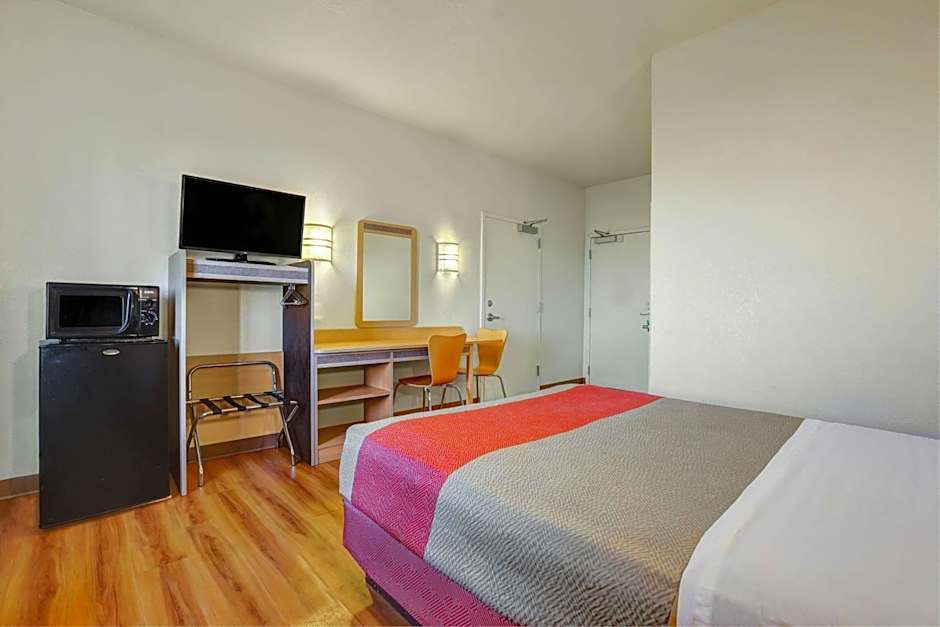 Howard Johnson by Wyndham Lemoore