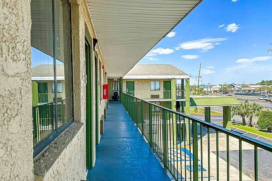 OYO Hotel Mobile, AL I-65 at Airport Blvd