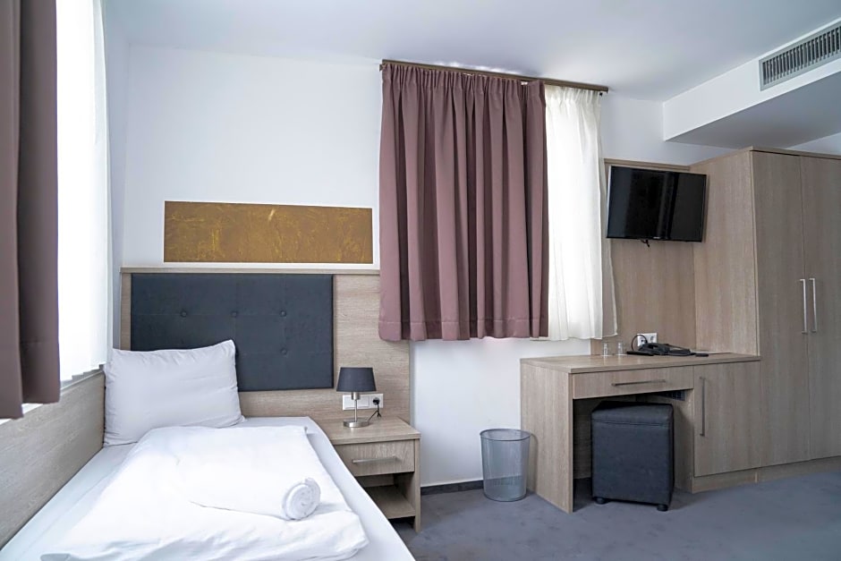 Alpha & Omega Hotel