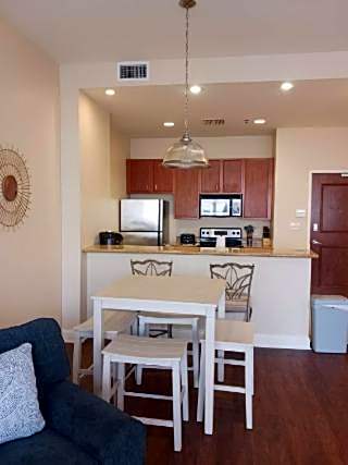 Amazing Condos Beautiful View 2 Blocks To French Quarter, Small Rooftop Pool, Gym, Seanger Theater, Super Dome, And Bourbon St