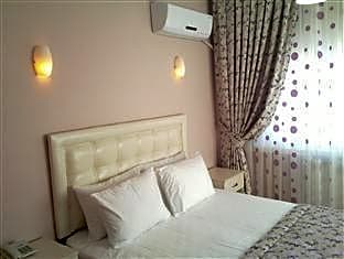 Huxley Hotel and Aparts Old City