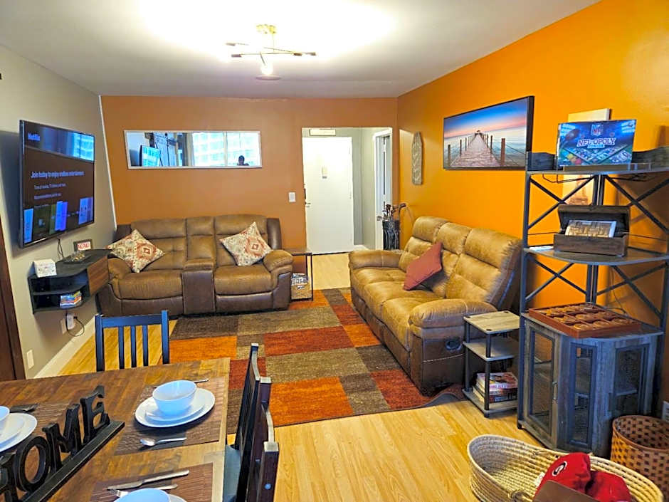 Perfect DTWN 2 Bed Condo with Cali King Bed and Gym