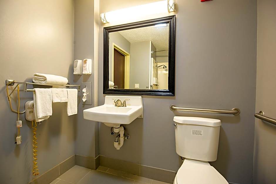 Quality Inn & Suites Woodstock near Lake Geneva