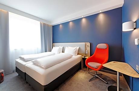 Standard Queen Room - Free Breakfast