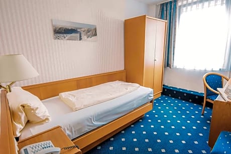 Small Single Room - Street side