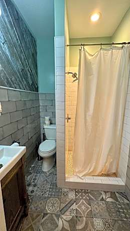 Bed in 7 Bed Mixed Dormitory Room with Ensuite Bathroom