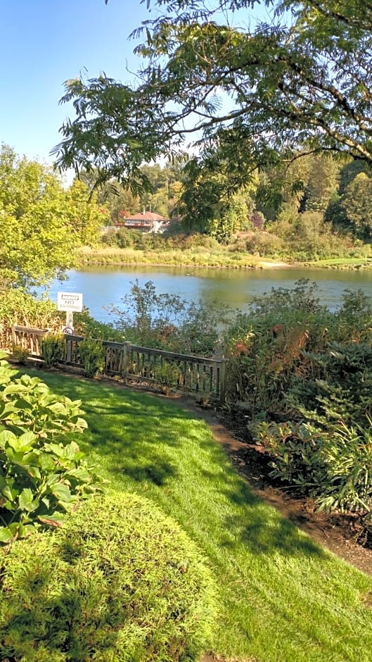 Lewis River Inn