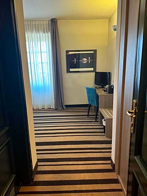 Jet Hotel