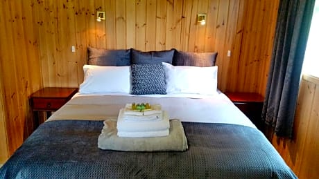 One-Bedroom Bungalow - Rose Cabin