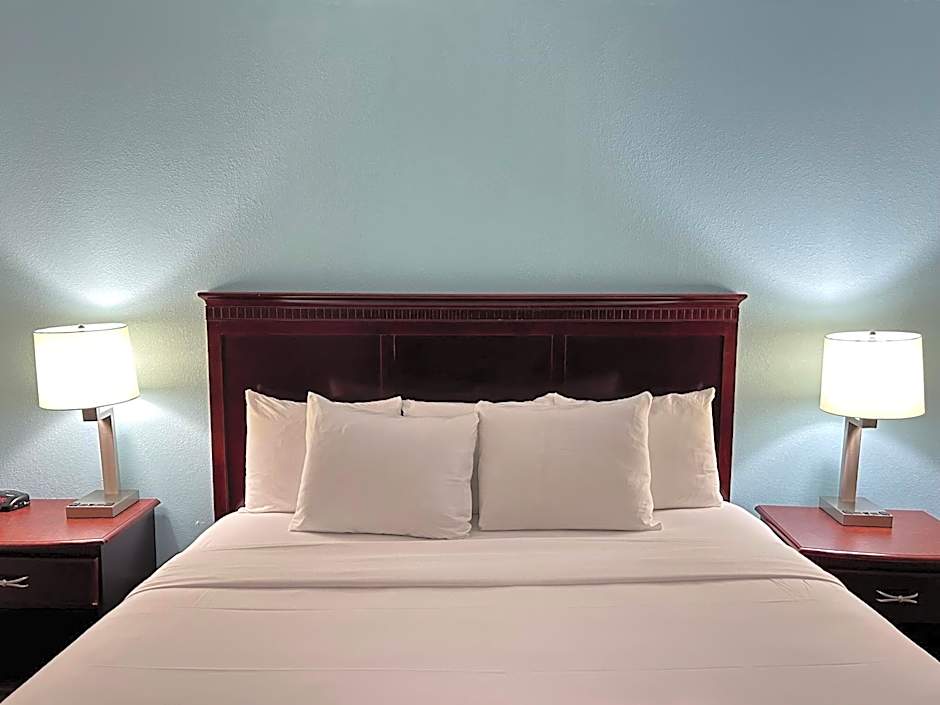 Clarion Inn & Suites Grand Rapids Airport