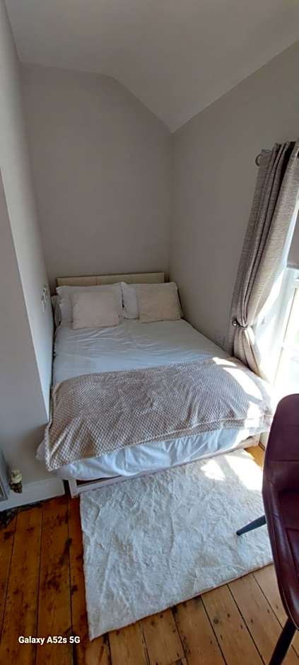 LONDONDERRYS Bar and Accommodation