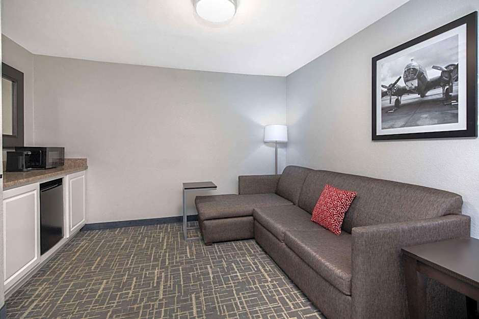 La Quinta Inn & Suites by Wyndham Atlanta Airport
