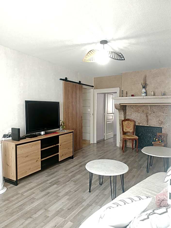 chez Émile côté face maison entière, 3 chambres, 2 salles de bains,jardin et terrasse