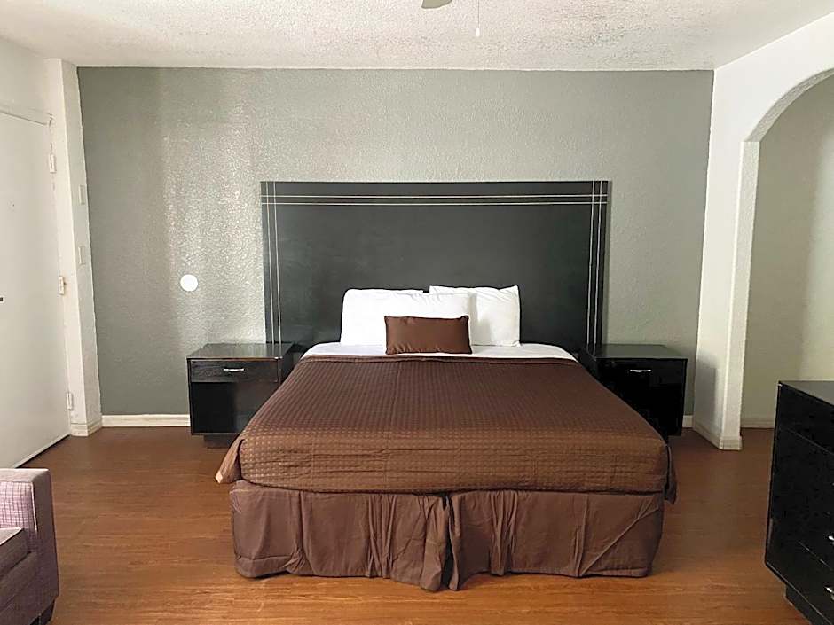 Photo 1 of 12 of Deluxe Studio 1 King Bed