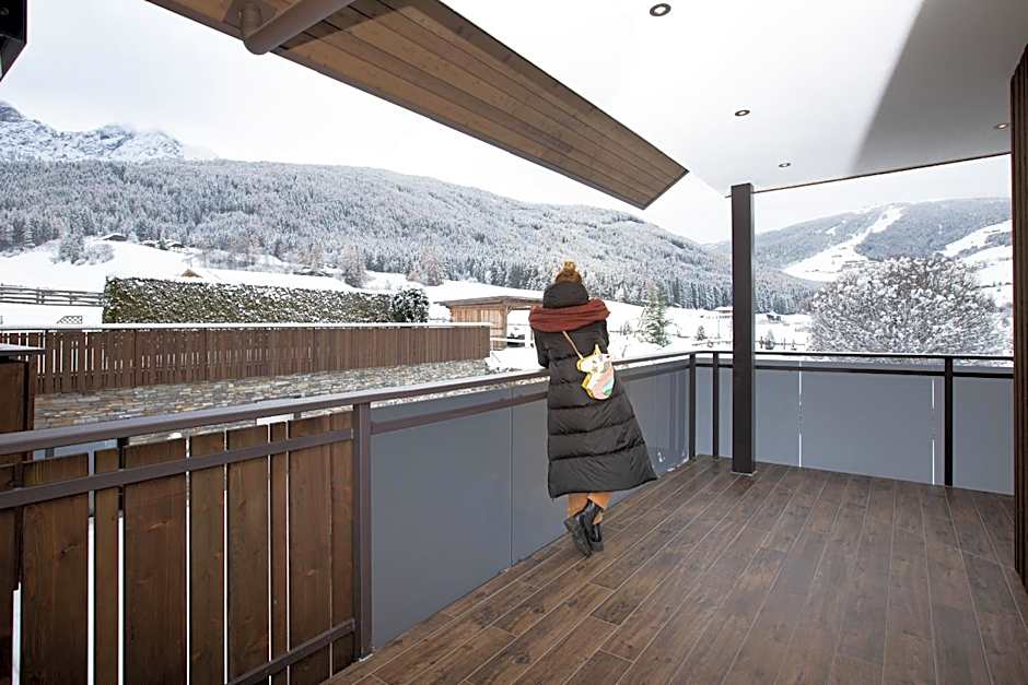 Aparthotel Familiaris - Family Apartments - Pools & Spa in Dolomites