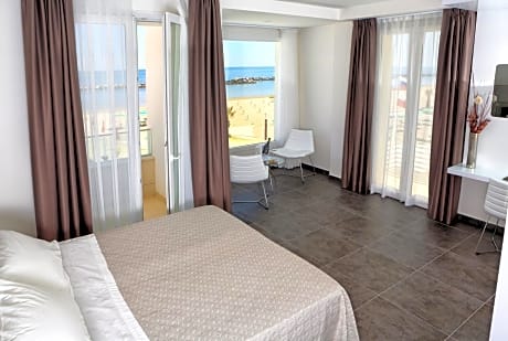 Deluxe Double or Twin Room with Sea View