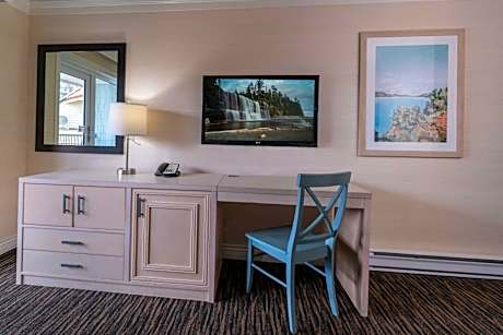 1 King Bed Non-Smoking Balcony Mini Fridge Wi-Fi Upgraded Linen