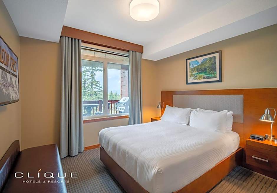 Falcon Crest Lodge by CLIQUE