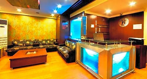 Capital O 2382 Hotel White House Continental