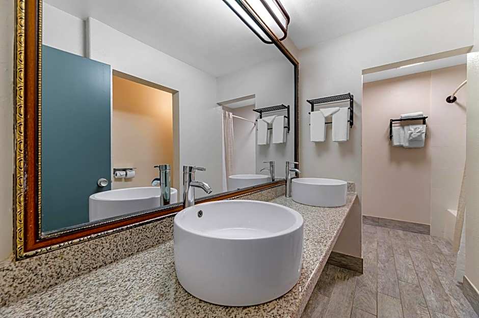Quality Inn & Suites Kansas City - Independence I-70 East