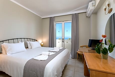 Two Bedrooms Apartment Front Sea & Pool View