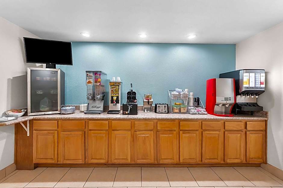 Super 8 by Wyndham Pleasanton