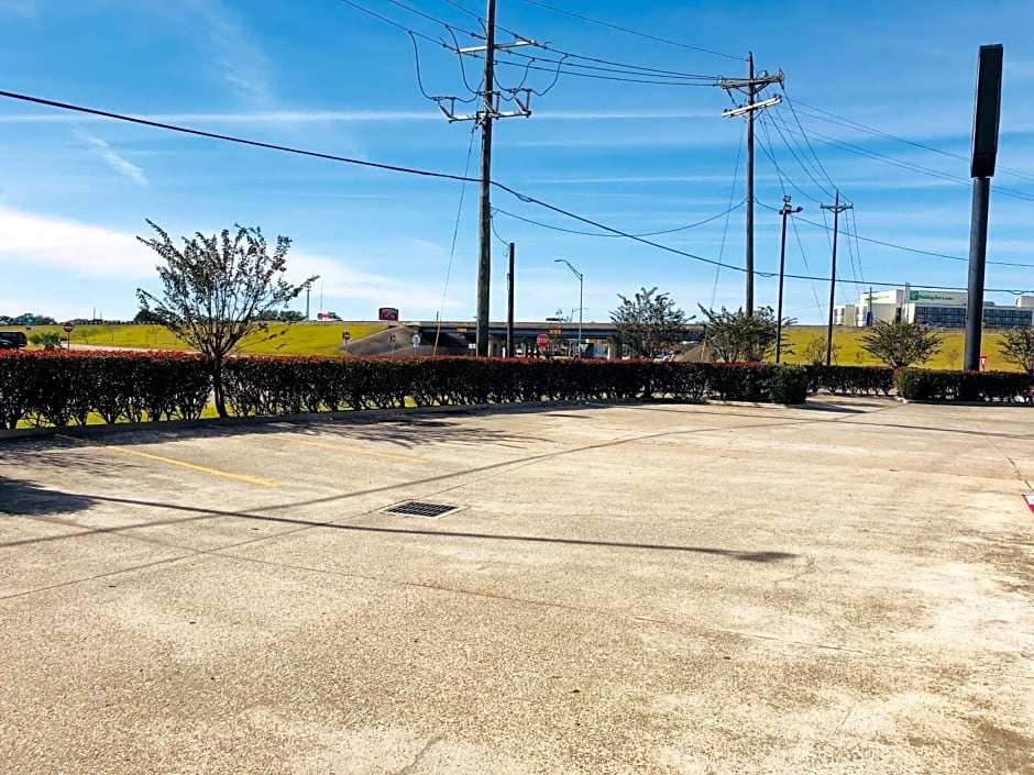 Super 8 by Wyndham Beaumont South I-10 & Walden Rd