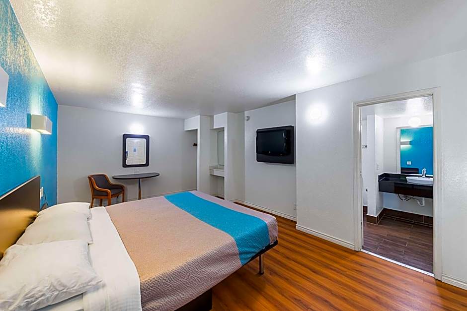 Motel 6-Grand Prairie, TX - Interstate 30