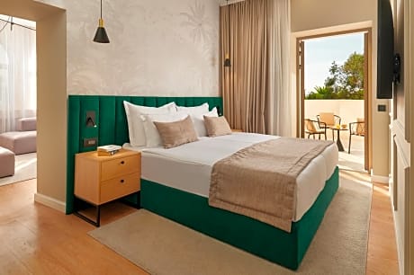 Executive Suite - Sea and Pool View with a Terrace - Ground Floor