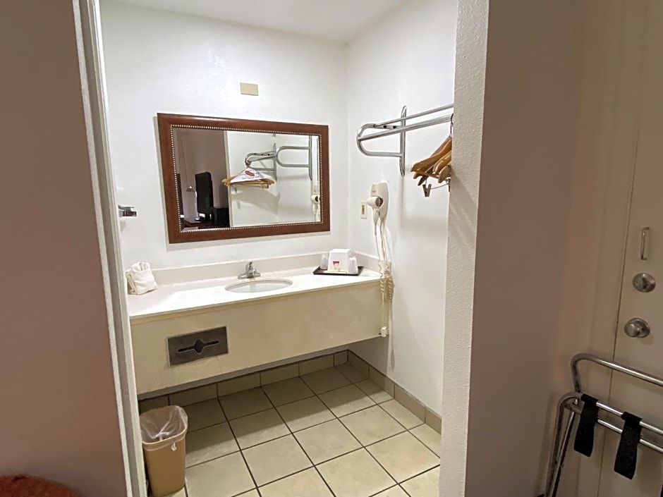 Desert Sands Inn & Suites