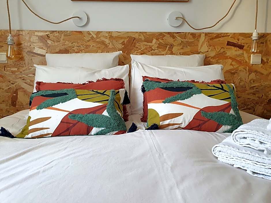 Chambres d'Hôtes et Gîtes- L'Abri sous Roche