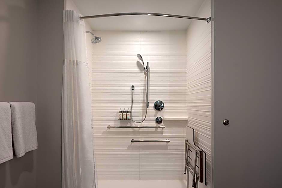 avid hotel Oak Creek By IHG