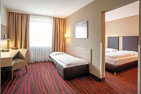Standard Triple Room facing Courtyard (no air-condition)