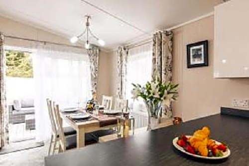 Primrose Lodge with Hot Tub