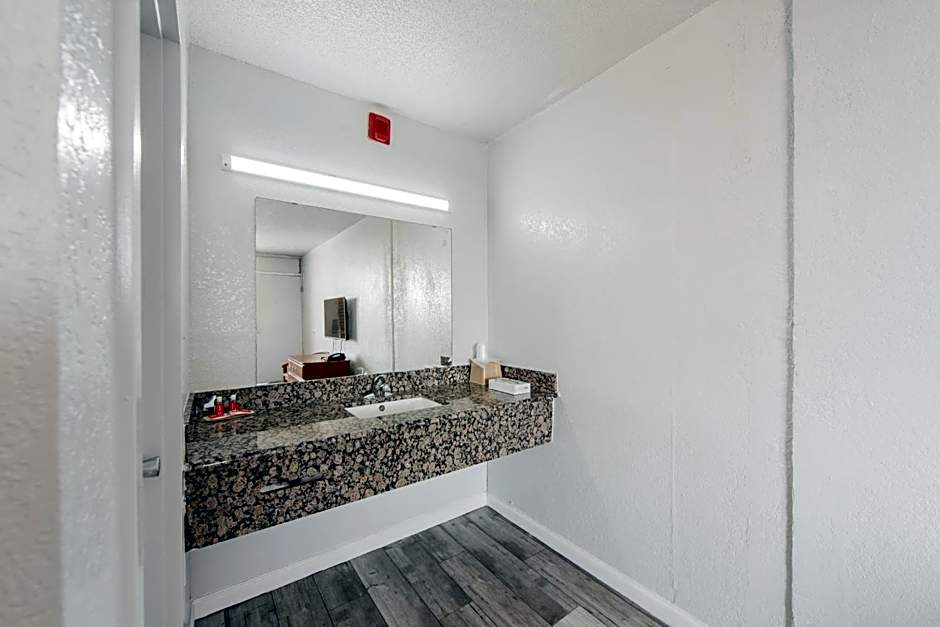 Econo Lodge Inn & Suites Bricktown